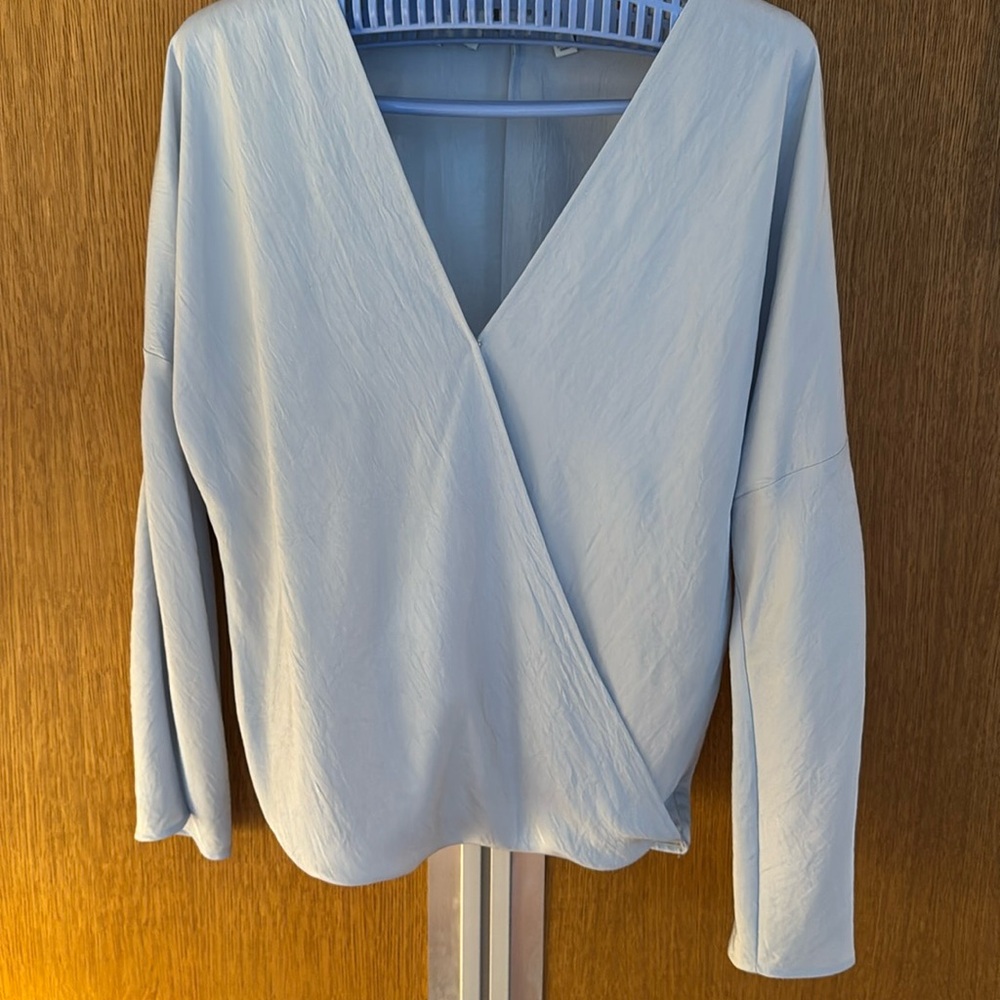 VINCE Gorgeous powder blue blouse